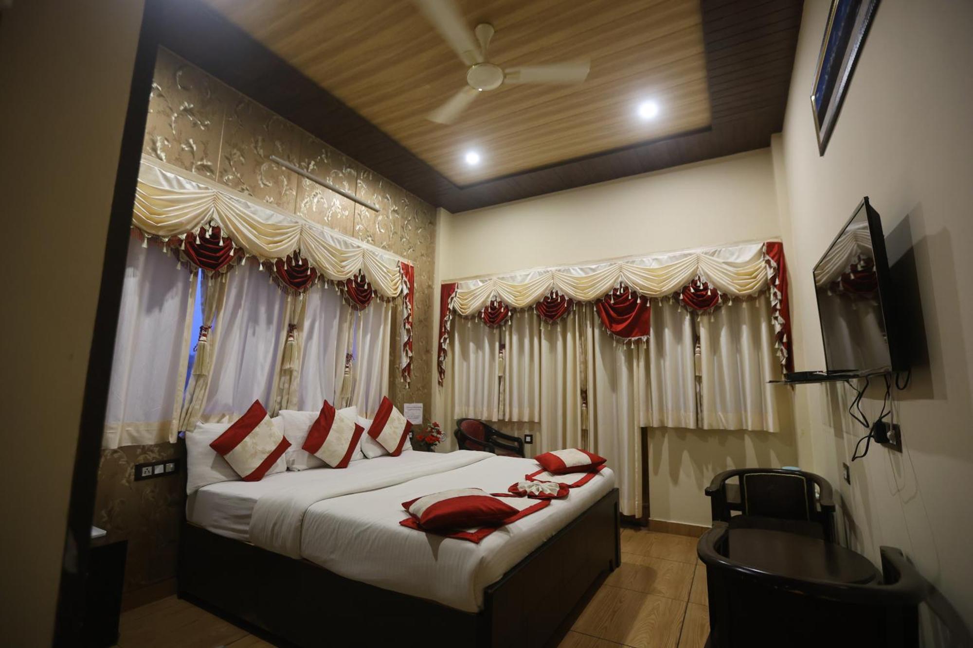 Hotel The Ranikhet Continental Esterno foto